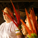 Fjærene bæres av mennene i landsbyen ved spesielle anledninger. (Foto: Rainforest Foundation Norway / ISA Brazil)